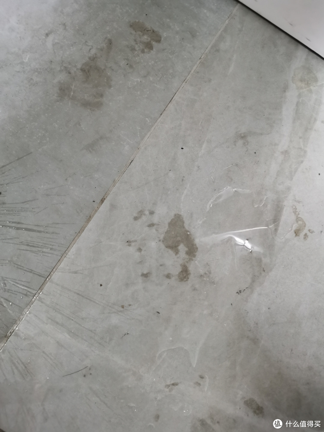 这种污渍，用什么清洁剂都没用，已经到了磨砂瓷砖缝隙里面了