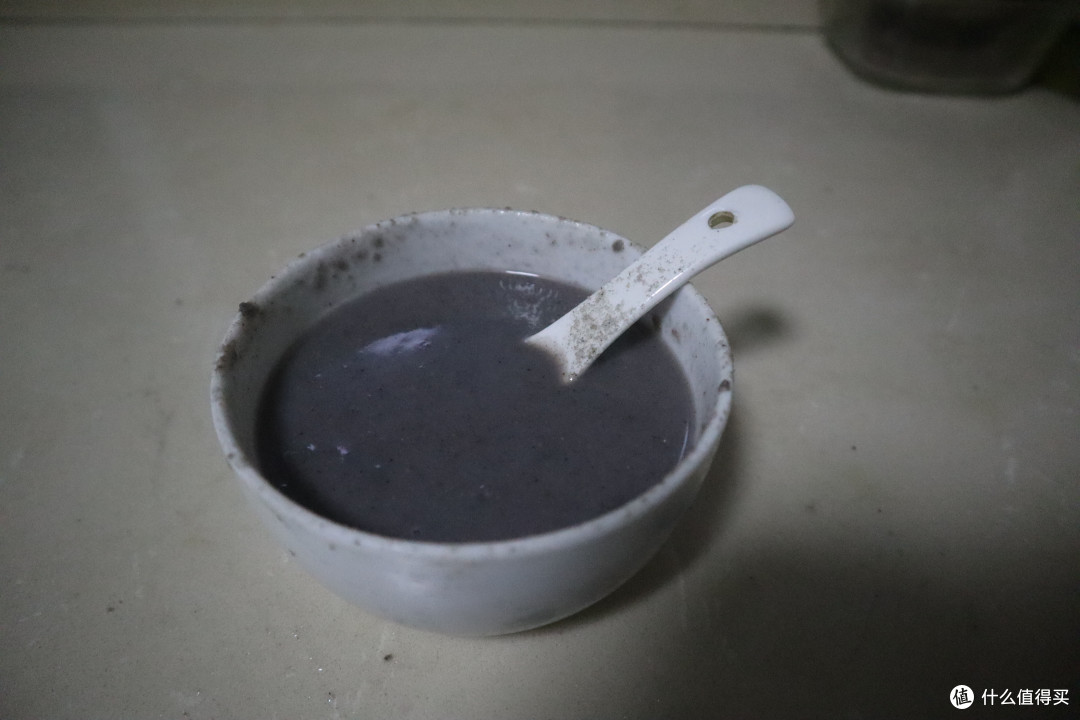 糊了糊了，吃起来可口爽滑，有一股浓浓的芝麻味流入到我的胃里，顿时觉得一股暖流流入我的丹田，还是那个味道，吃一碗芝麻糊简直太惬意了