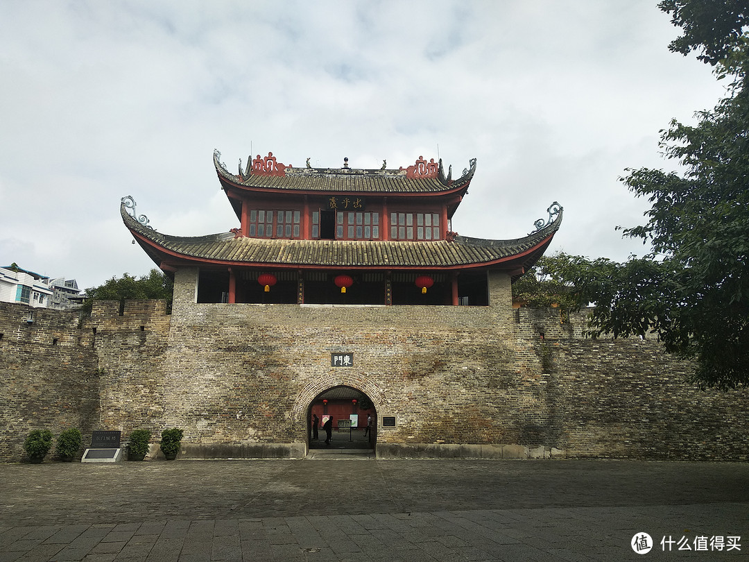 里面还有明城墙，大家花个半小时进去参观一下也不错，登高远眺，风景也不错