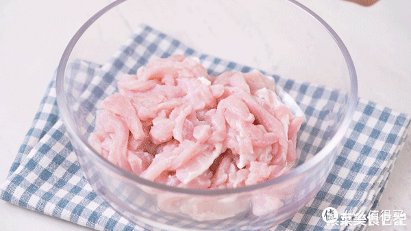 芫荽(香菜)去叶切成寸段,大葱切成细丝,生姜切丝,红椒切丝,蒜切片4.