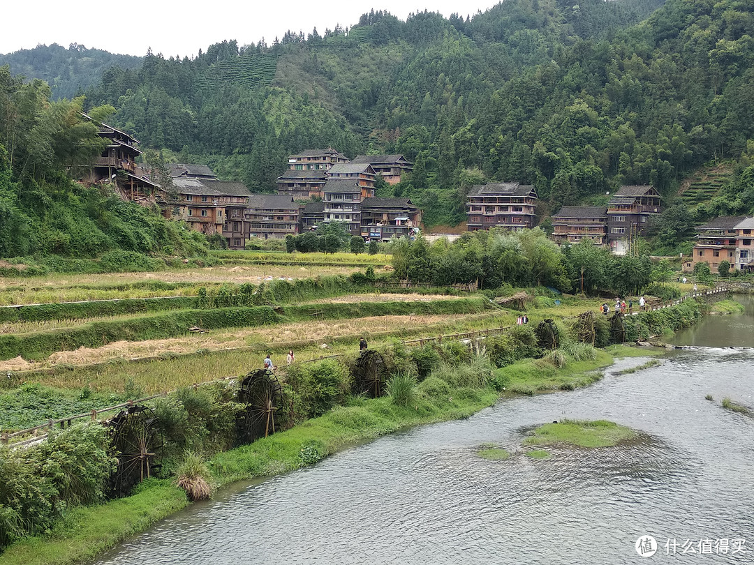 沿河而建的房子，可惜没有了以前吊脚楼的风情了