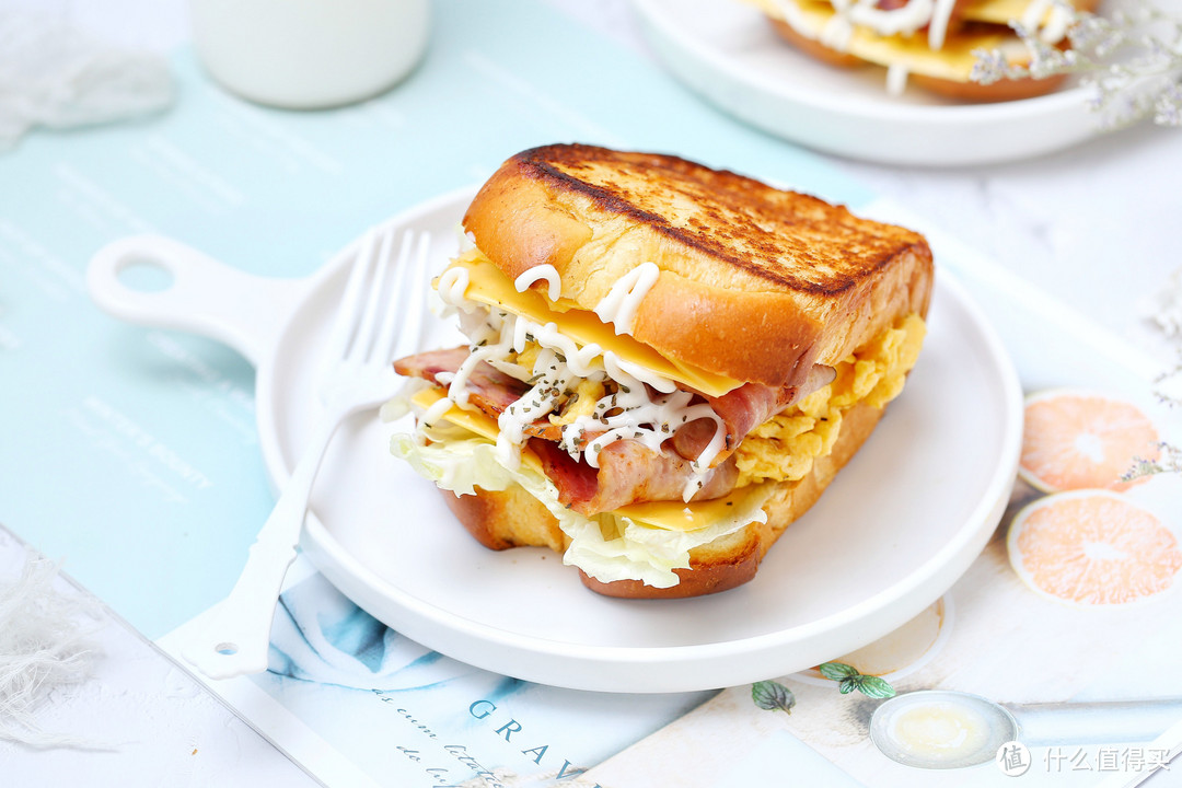 用料十足的厚蛋烧三明治，平底锅就能搞定，五分钟做一份元气早餐
