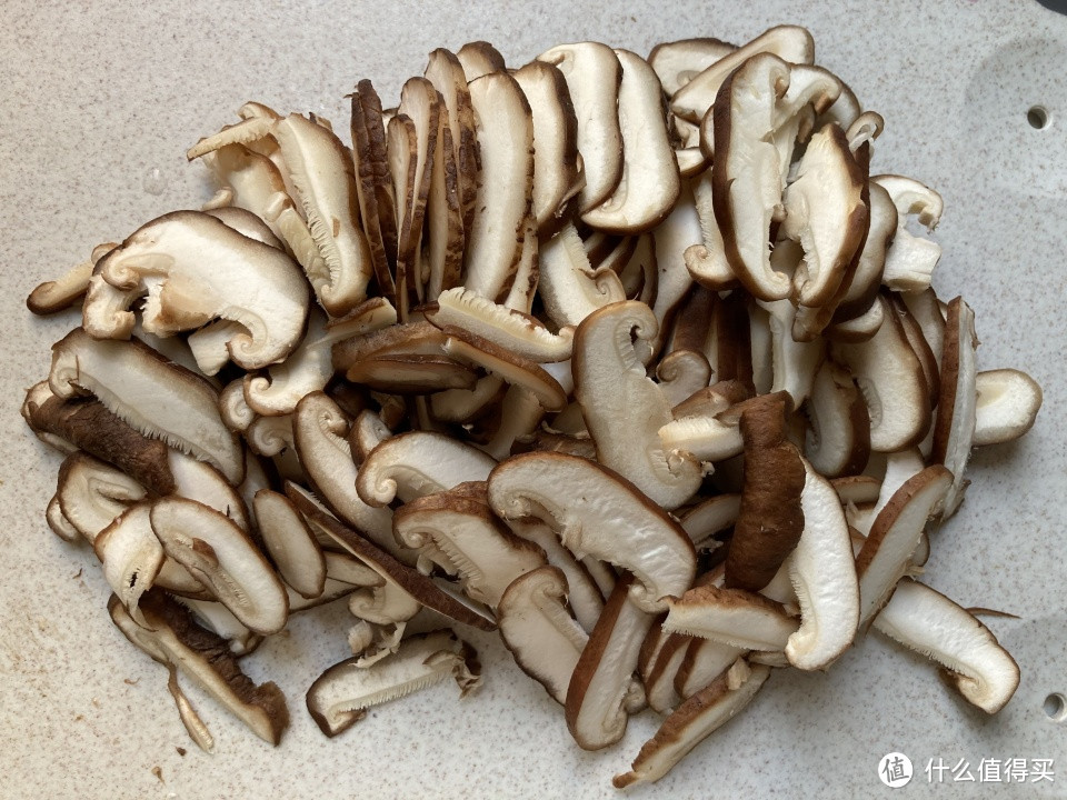 天冷就爱吃这菜,炒一炒五分钟就上桌,爽口美味,全家人都爱吃