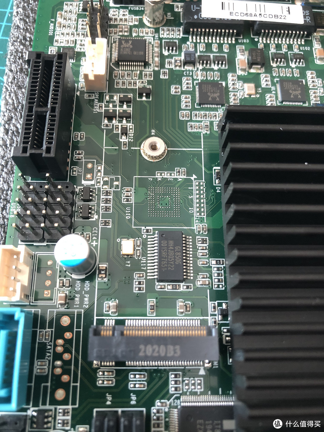 mini PCIe插槽，可以用miniPCIe SATA扩展卡，图中左上角是PCIe插槽