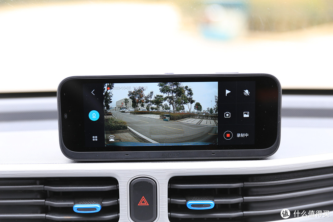行车记录仪清晰度不错，还自带简单的ADAS功能，能够实现车道偏离提醒和前车起步提醒等功能