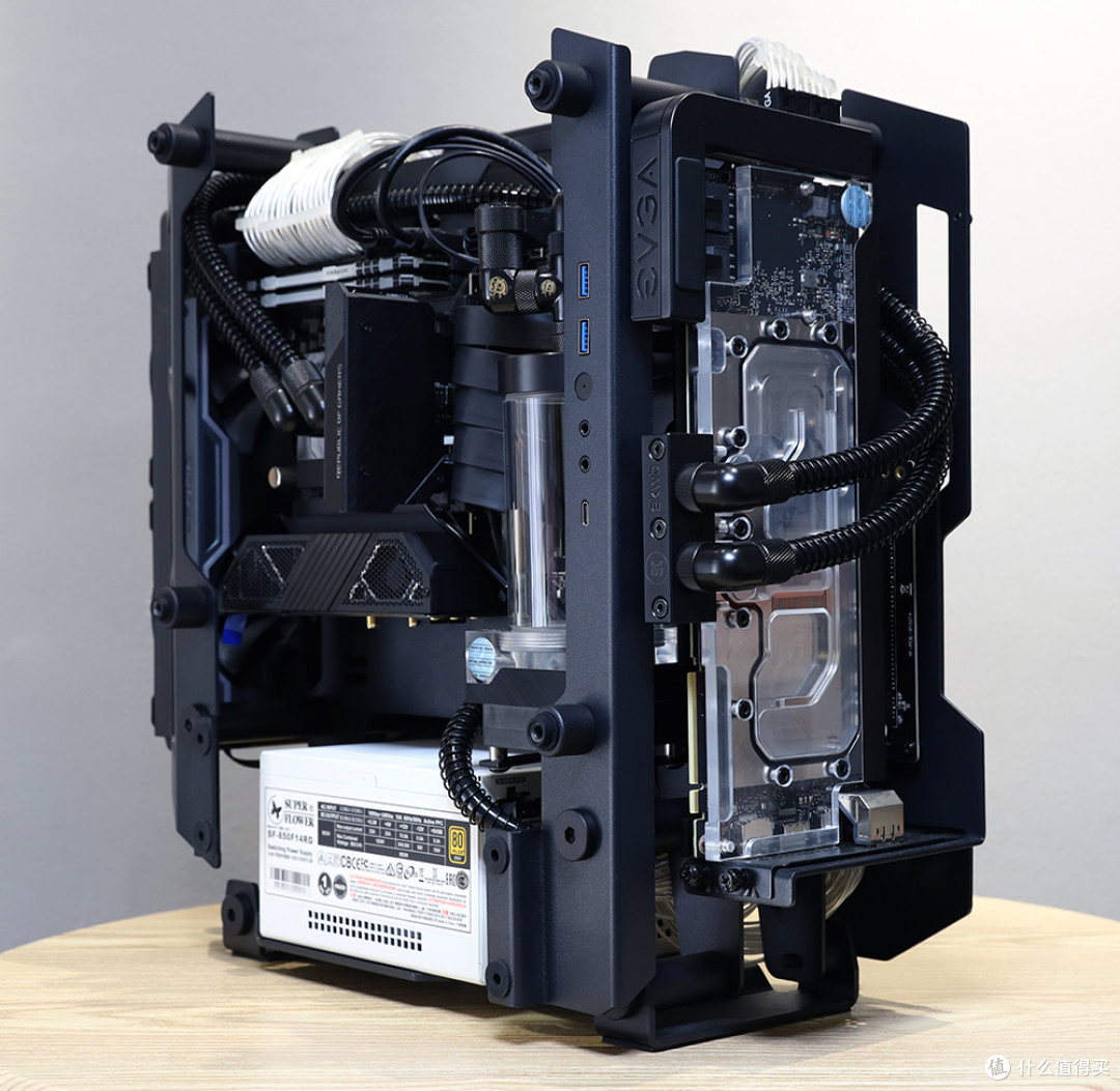 “软硬兼施”分体式水冷 ITX机箱 定妆照①