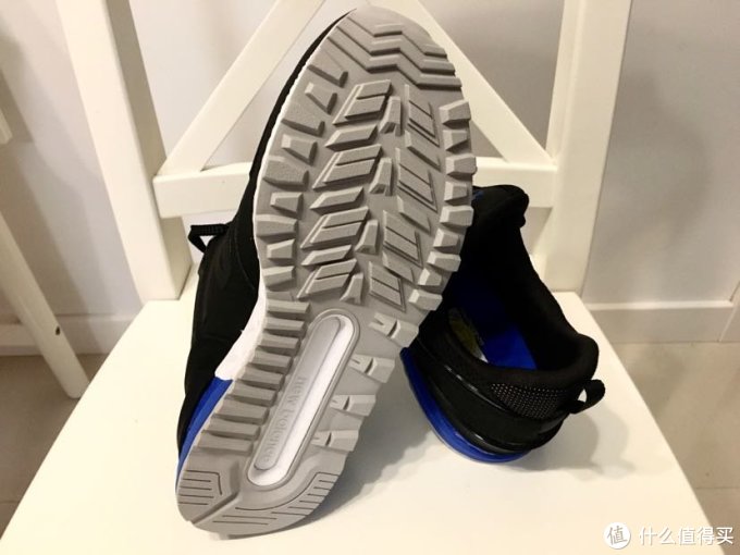 鞋底看着防滑性能还不错呢.