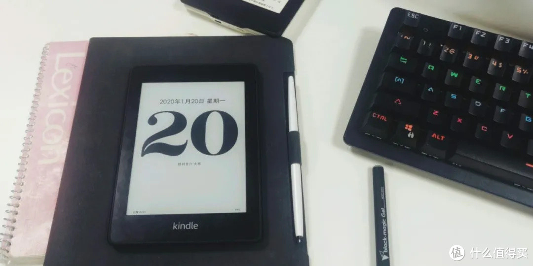 如果你有闲置的Kindle,让它变身时尚的书桌台历吧!