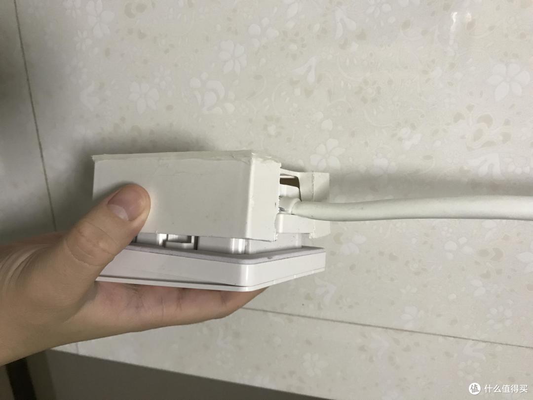 盒子是强行塞进去的
