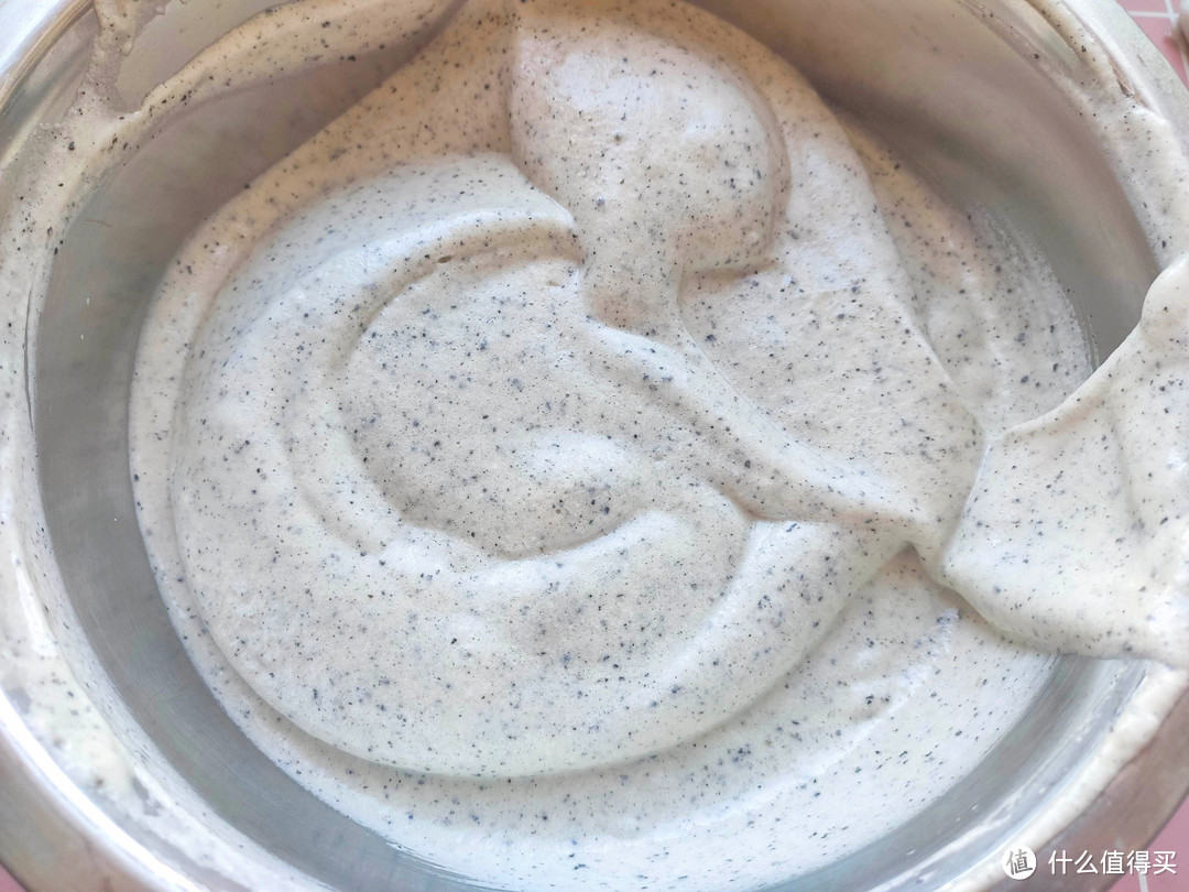 黑芝麻是个宝，孩子吃最好，做成蛋糕太香了，孩子一次能吃一大盒