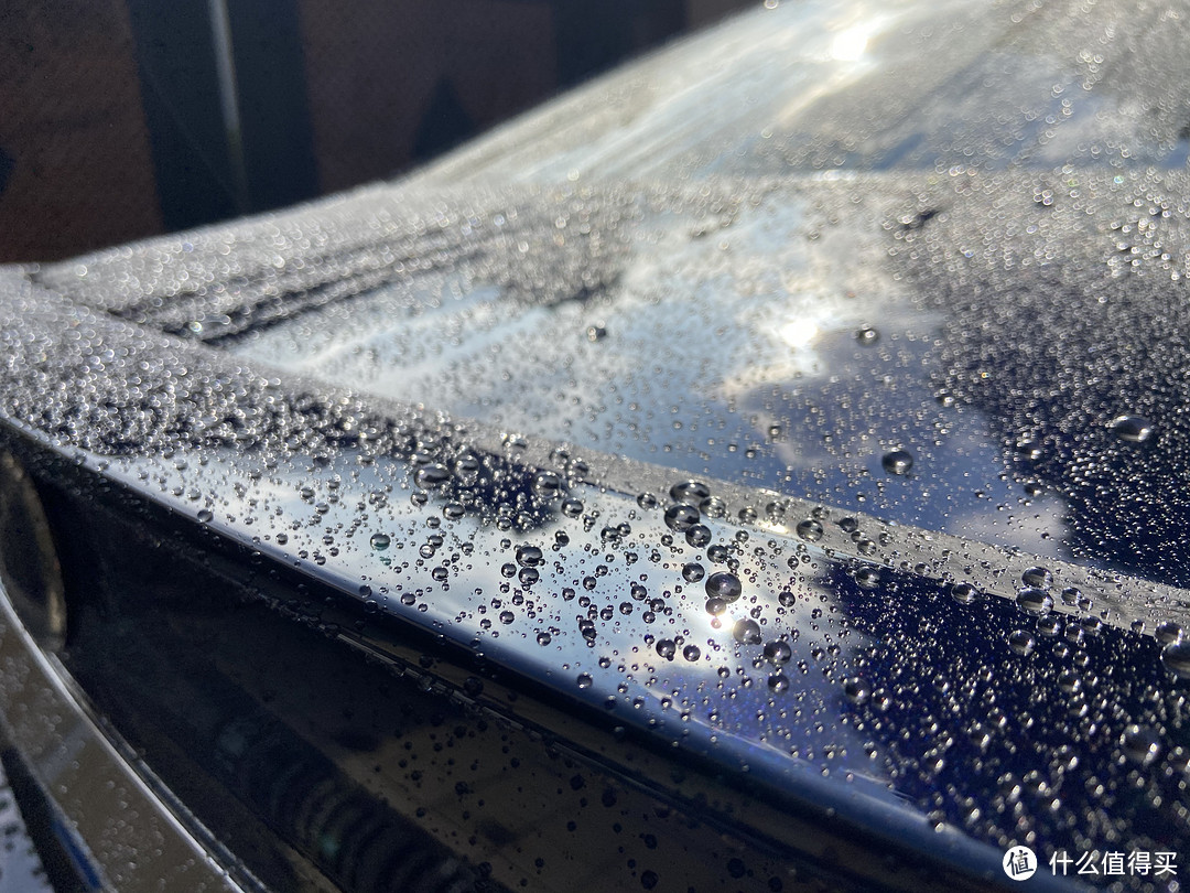 上完养护让下次洗车不再困难，污渍难以附着在车漆上