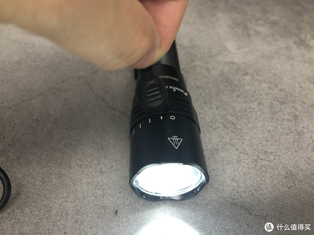 手中的“巨轮”——Fenix PD40R V2.0机械调光手电开箱