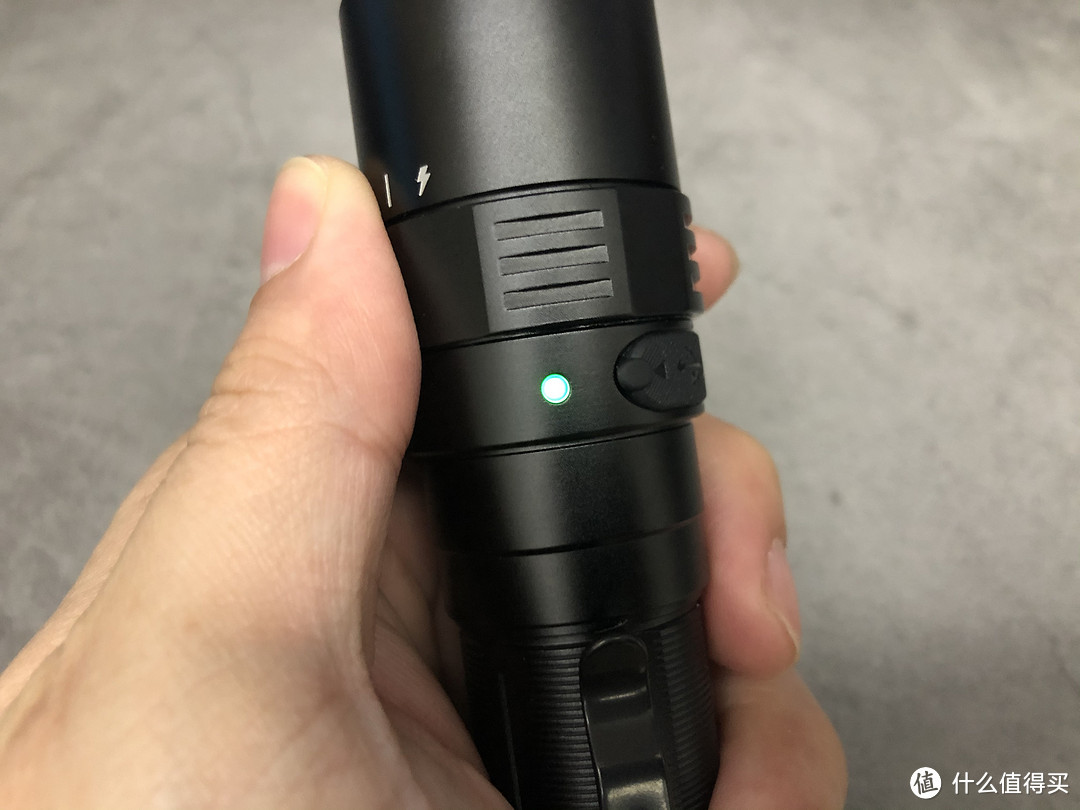 手中的“巨轮”——Fenix PD40R V2.0机械调光手电开箱