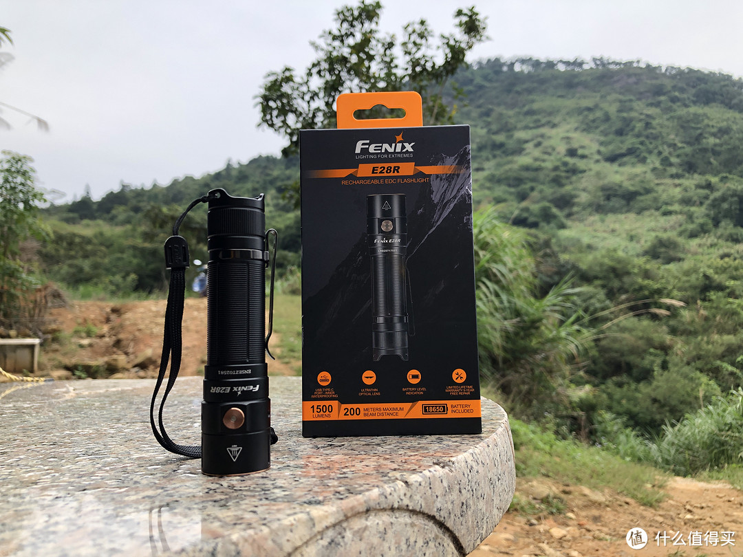 一手划破黑暗的——Fenix E28R EDC快充手电体验测评