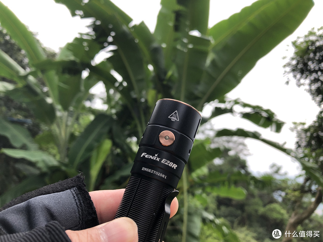 一手划破黑暗的——Fenix E28R EDC快充手电体验测评