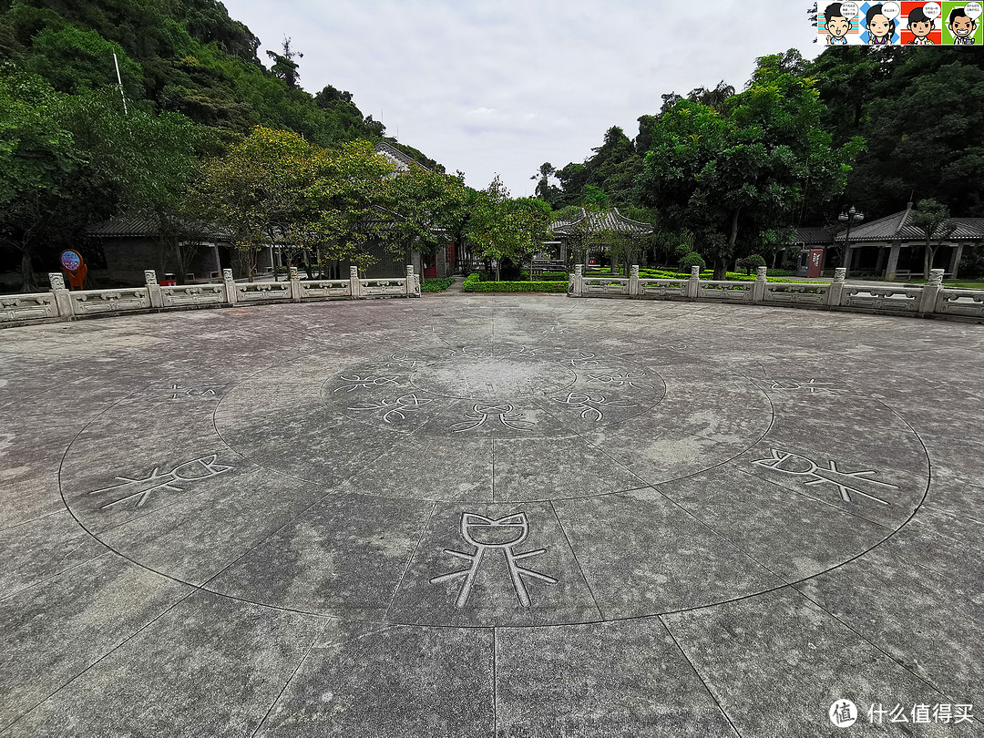 广场这个大圆圈很有太上老君八卦炉的味道~