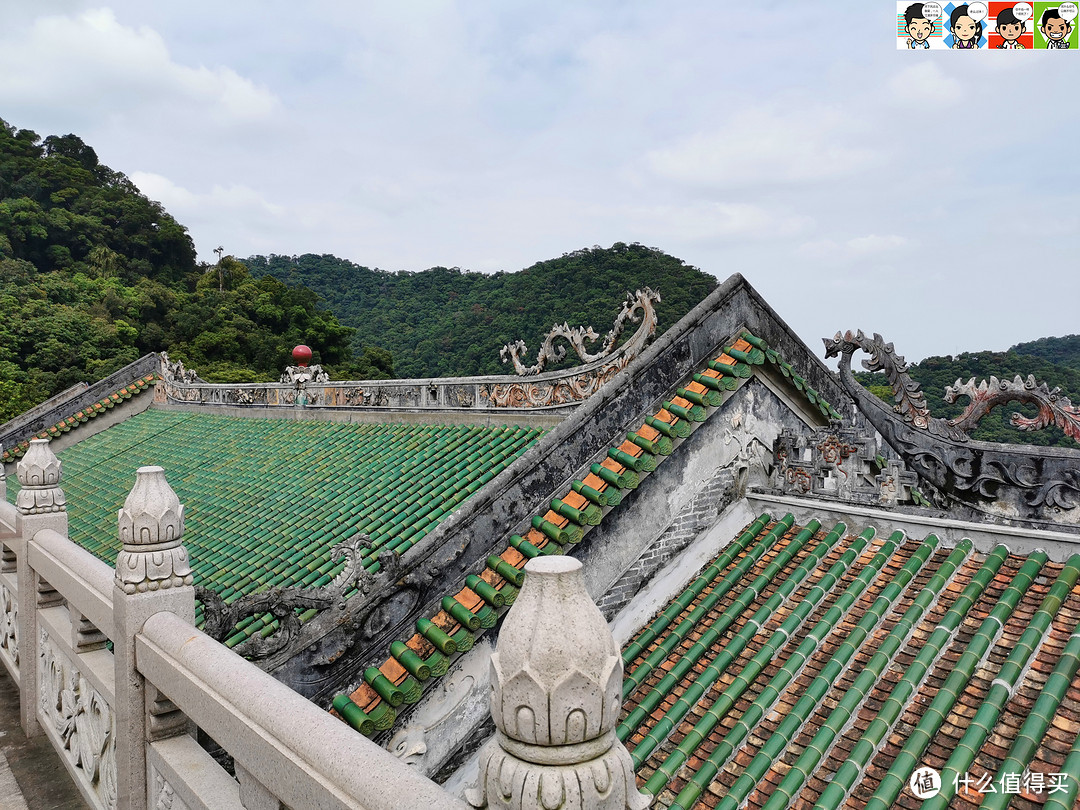 凭栏远眺，山川秀丽，灵气逼人。