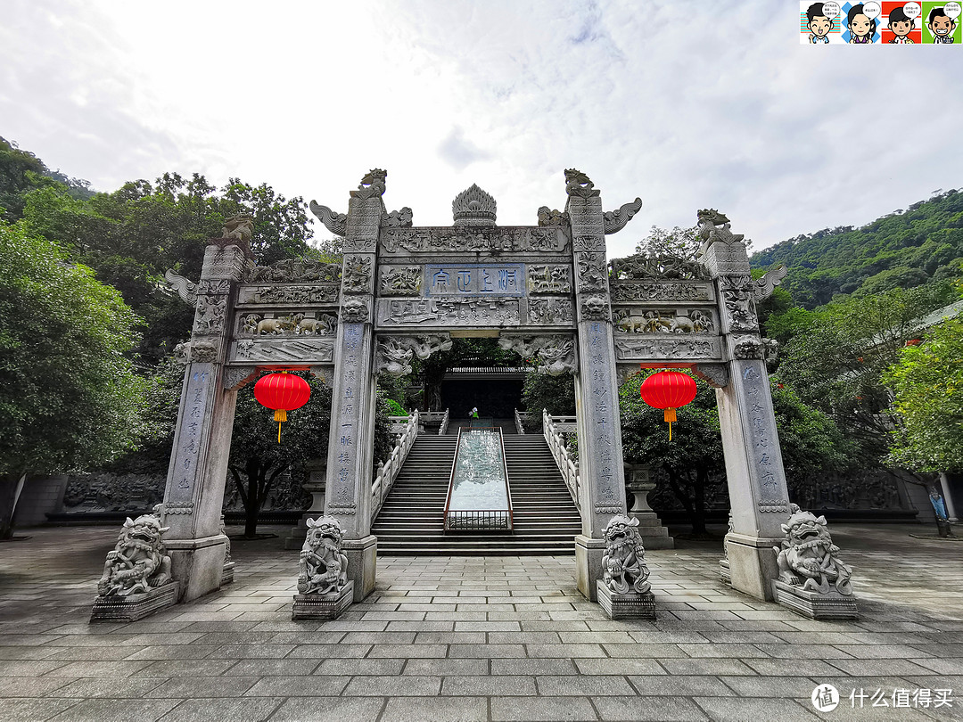 明崇祯六年（1633年），在犙和尚来到莲花峰，视若佛地，于是结草为庵，取名莲花庵。两年后，栖壑大师应邀到莲花庵当住待，并随即大兴土木，把缓坡削成七级，倚山势构筑五层殿宇。建成后，见周围雾霭袅袅，加之山顶有湖，“天将雨，湖先出云”，遂将莲花庵易名为庆云寺。