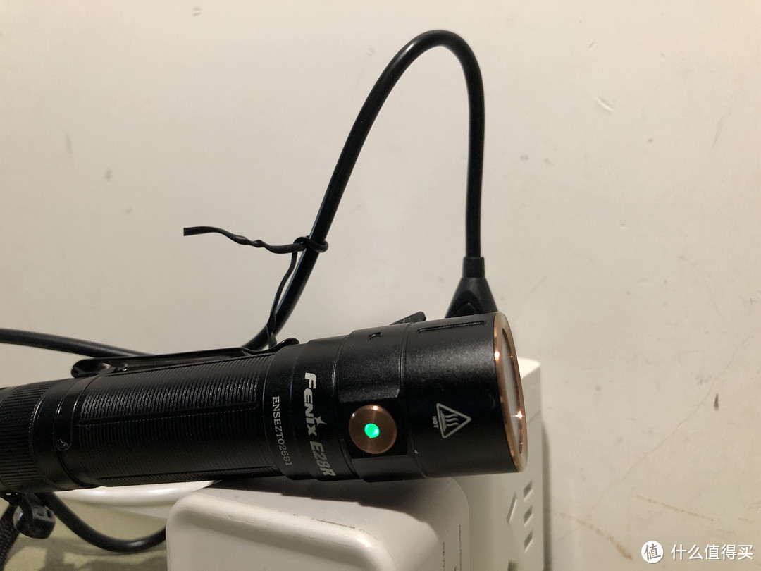 一手划破黑暗的——Fenix E28R EDC快充手电体验测评