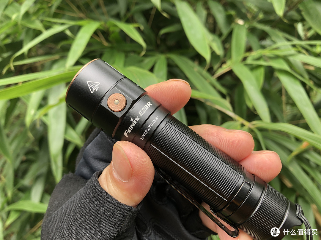 一手划破黑暗的——Fenix E28R EDC快充手电体验测评