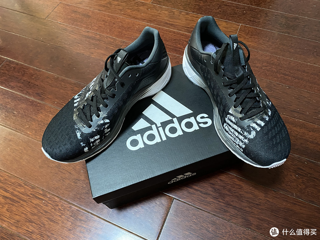 lightstrike科技薄底的Adidas SL20跑鞋