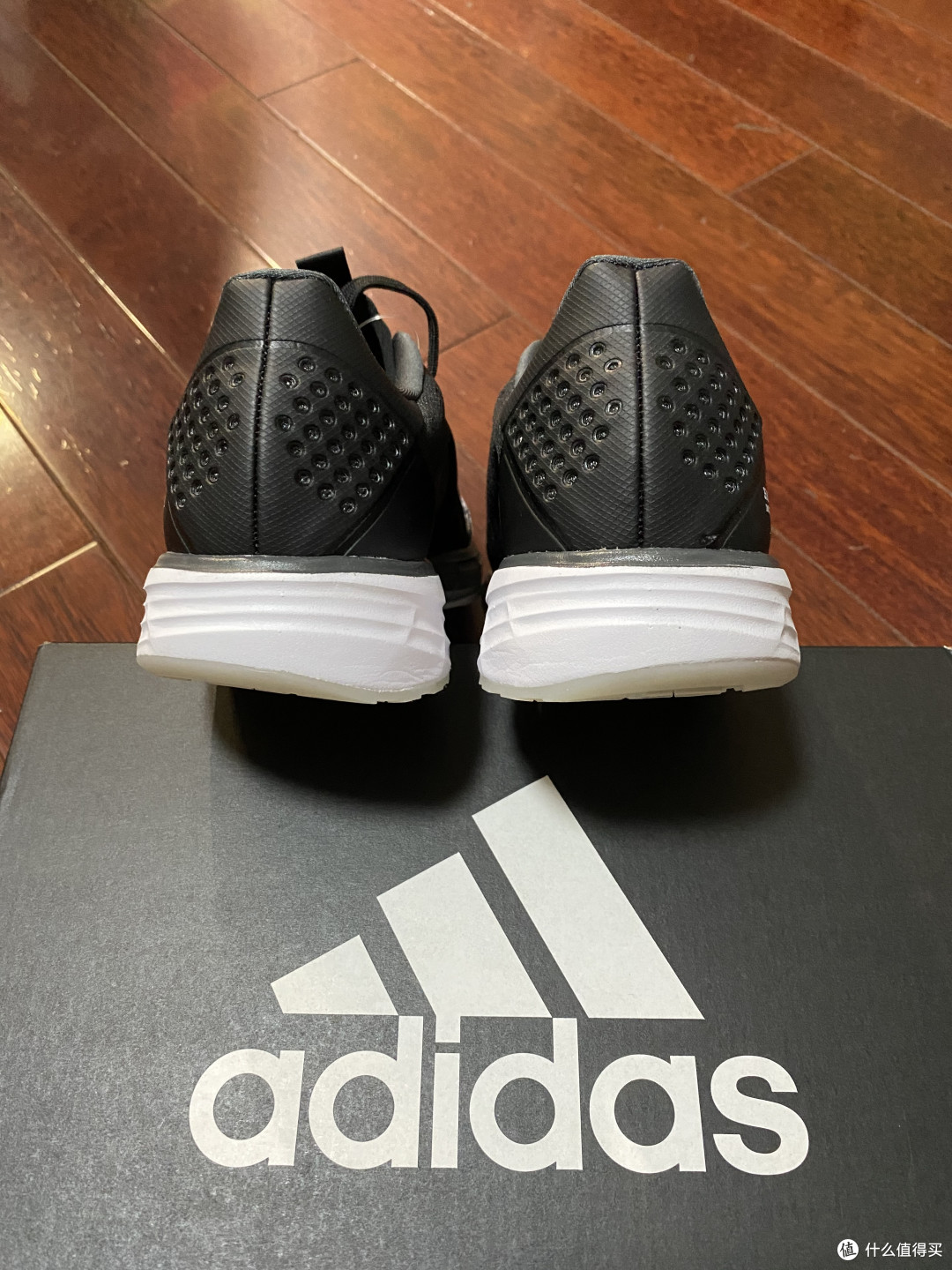 lightstrike科技薄底的Adidas SL20跑鞋