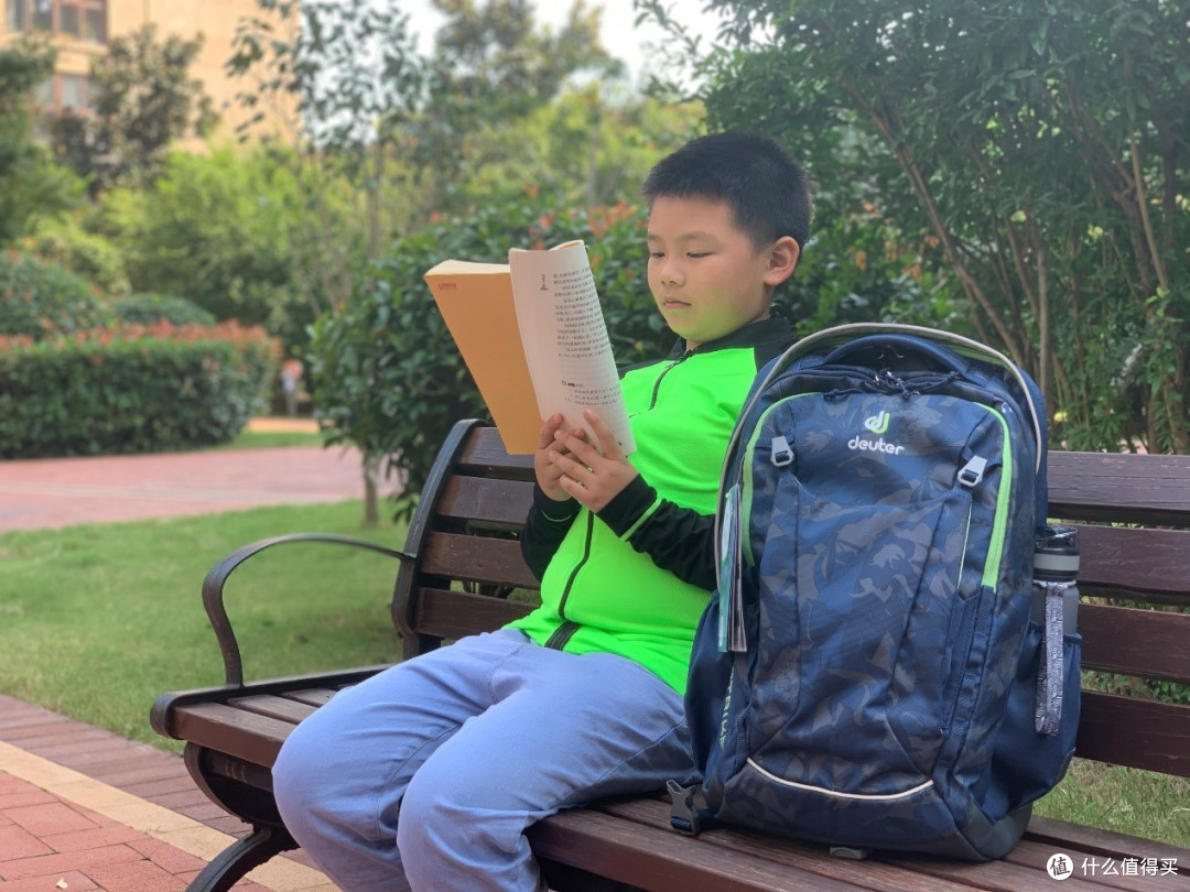 舒适度高，透气性好，还能让孩子昂首挺胸起来——deuter学生护脊书包