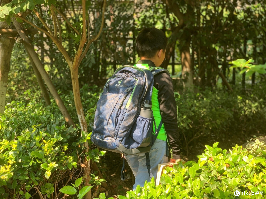 舒适度高，透气性好，还能让孩子昂首挺胸起来——deuter学生护脊书包