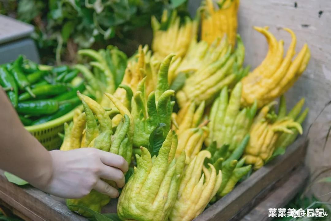 甚至跟青椒摆在一起~