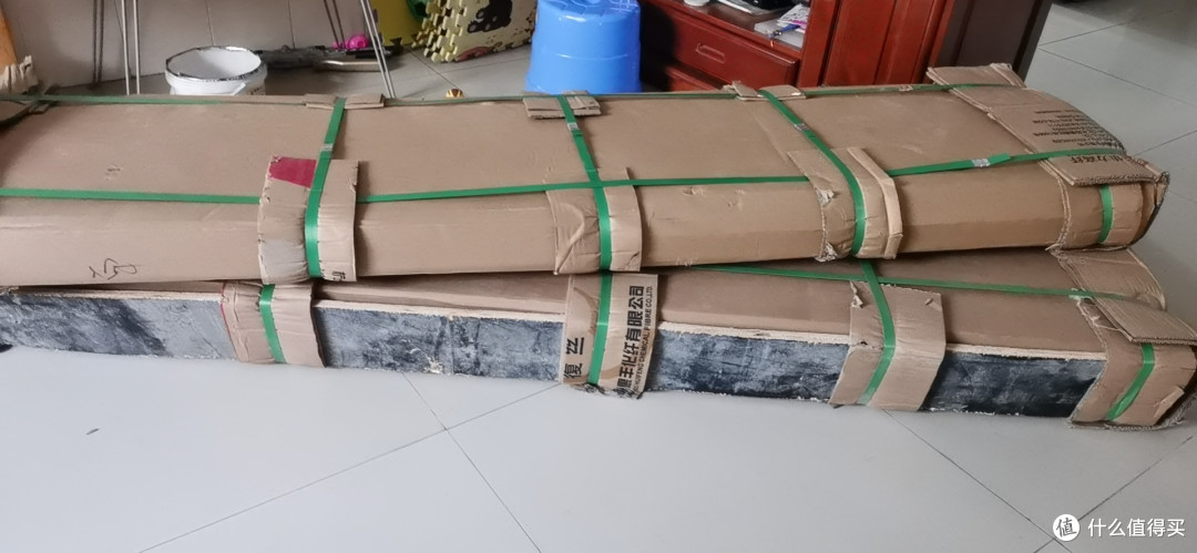 包裹包装得很严实，刚拆时有点家具刚放的味道，散两天后就没味道了。