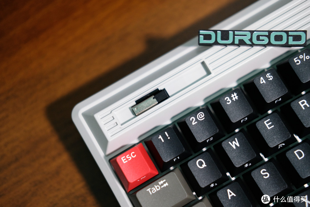 不走寻常路，时尚复古风，DURGOD杜伽 FUSION三模机械键键盘 上手体验