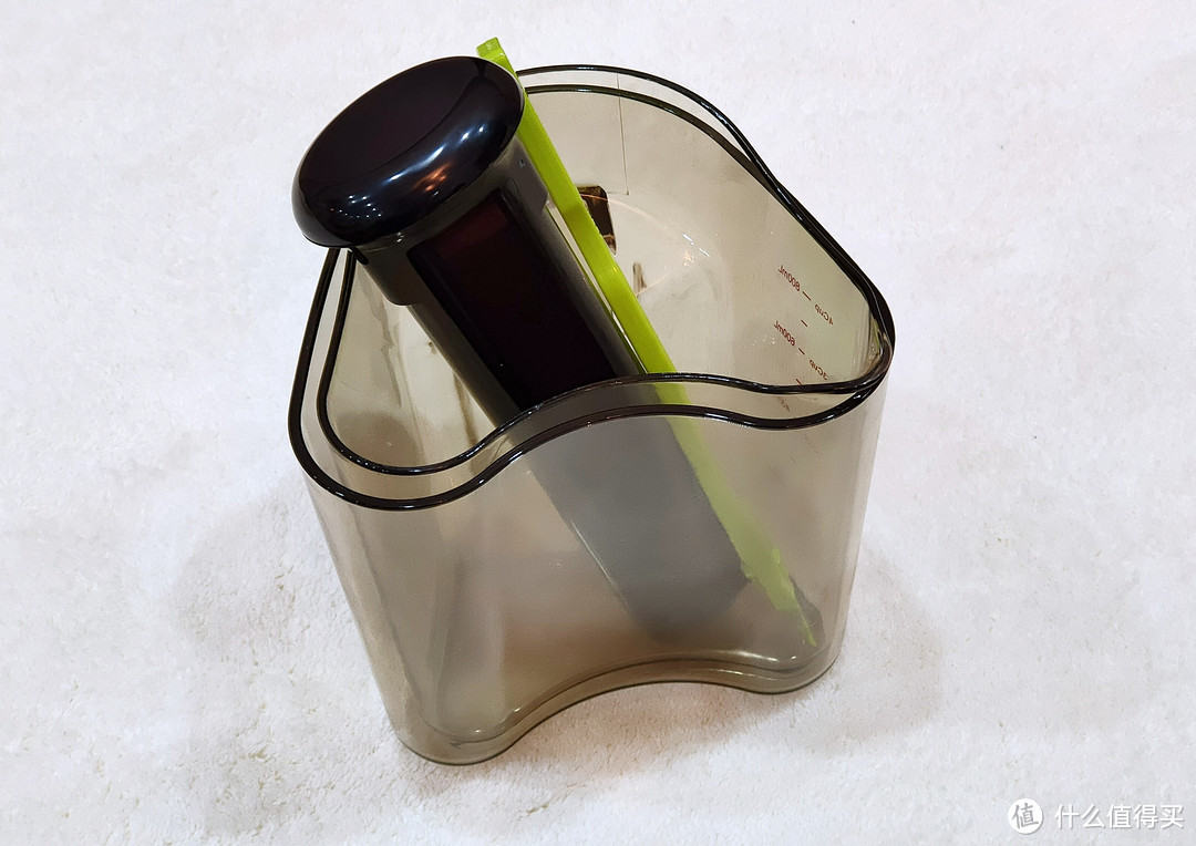 为了让家人喝到鲜榨果汁，我选择了一款低速分离家用果汁机：Hurom惠人原汁机S11开箱晒单