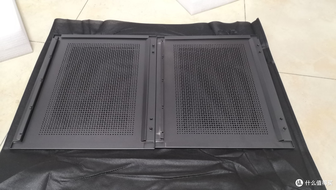前后侧板完全通用，可预知前后玻璃侧板也是完全通用的