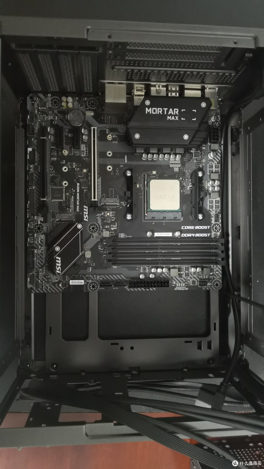 全尺寸的matx主板，机箱的上下间距基本没有，这点非常好