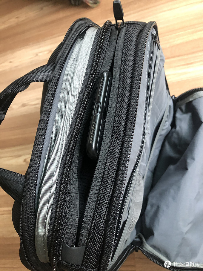 背包顶部上面是个小口袋，用的是防水拉链，放kindle毫无压力，可以存放手机、身份证等随时使用小件，轻松容纳还有空间。