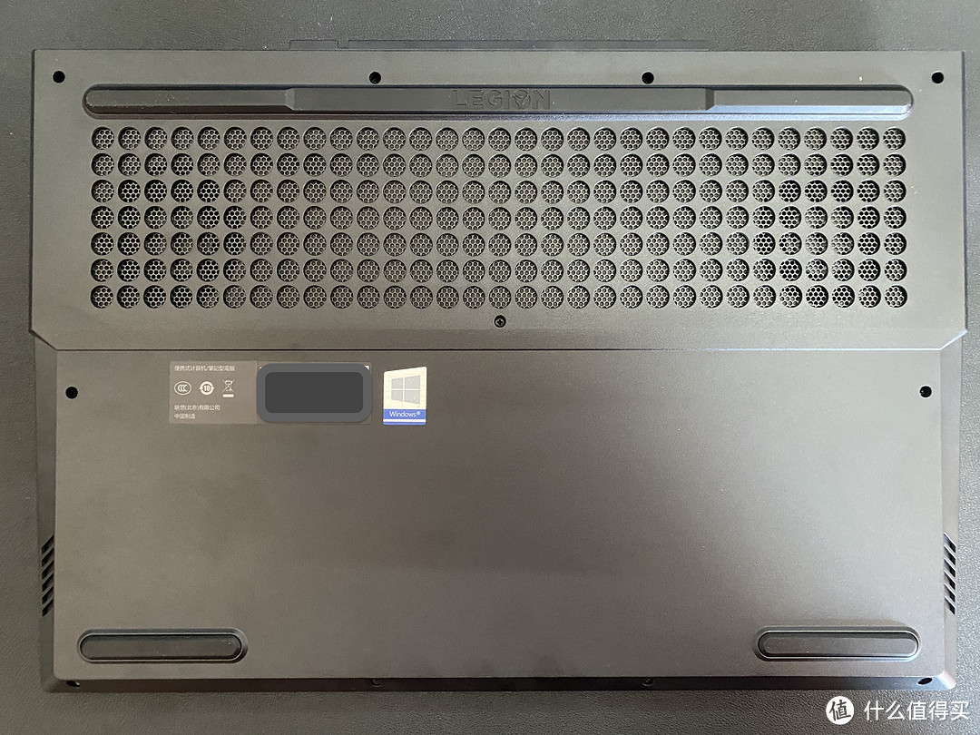 底部可见大面积的散热孔,并可见9处螺丝孔