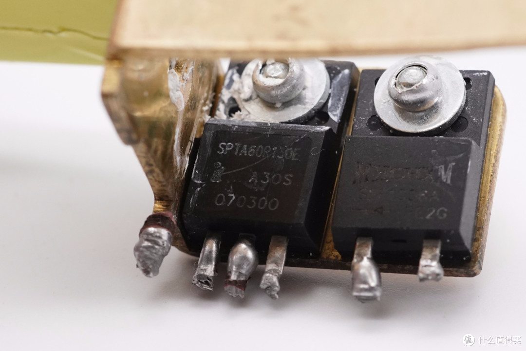 拆解报告:HUWDER鸿达顺120W 2A2C四口快充充电器A1903