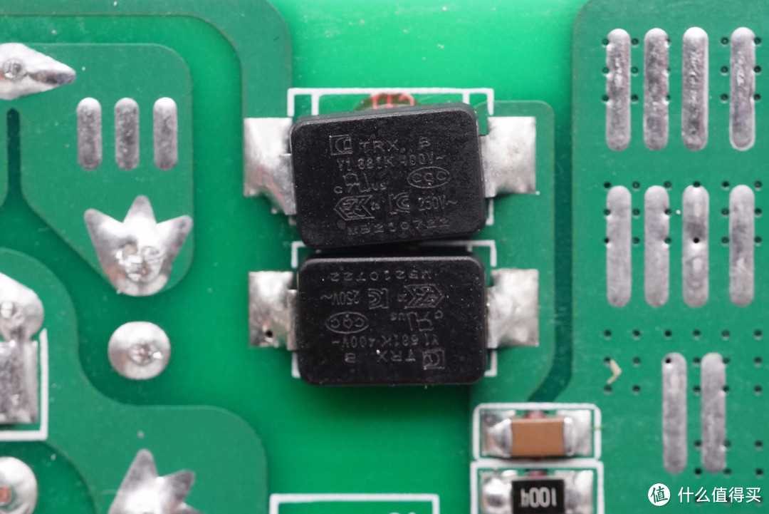 拆解报告:HUWDER鸿达顺120W 2A2C四口快充充电器A1903