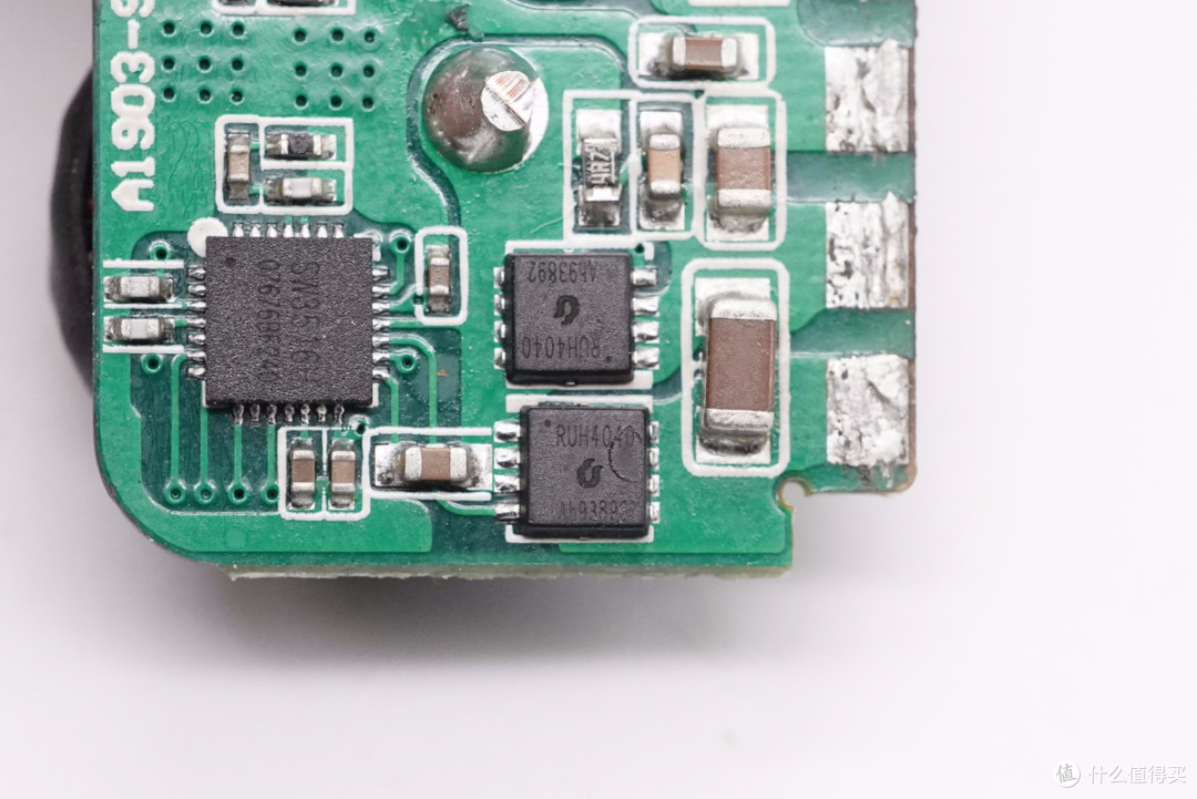 拆解报告:HUWDER鸿达顺120W 2A2C四口快充充电器A1903