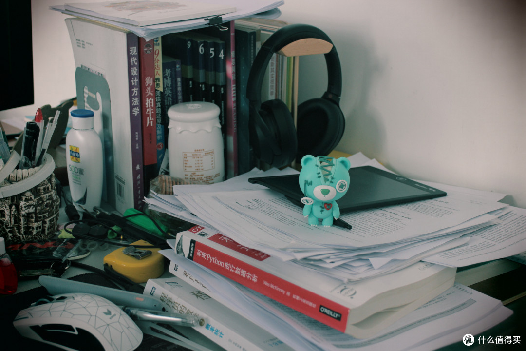 最后给各位看一下，这个耳机支架对我这样的懒人来说，多么的重要。。。16元不到的支架，真香！