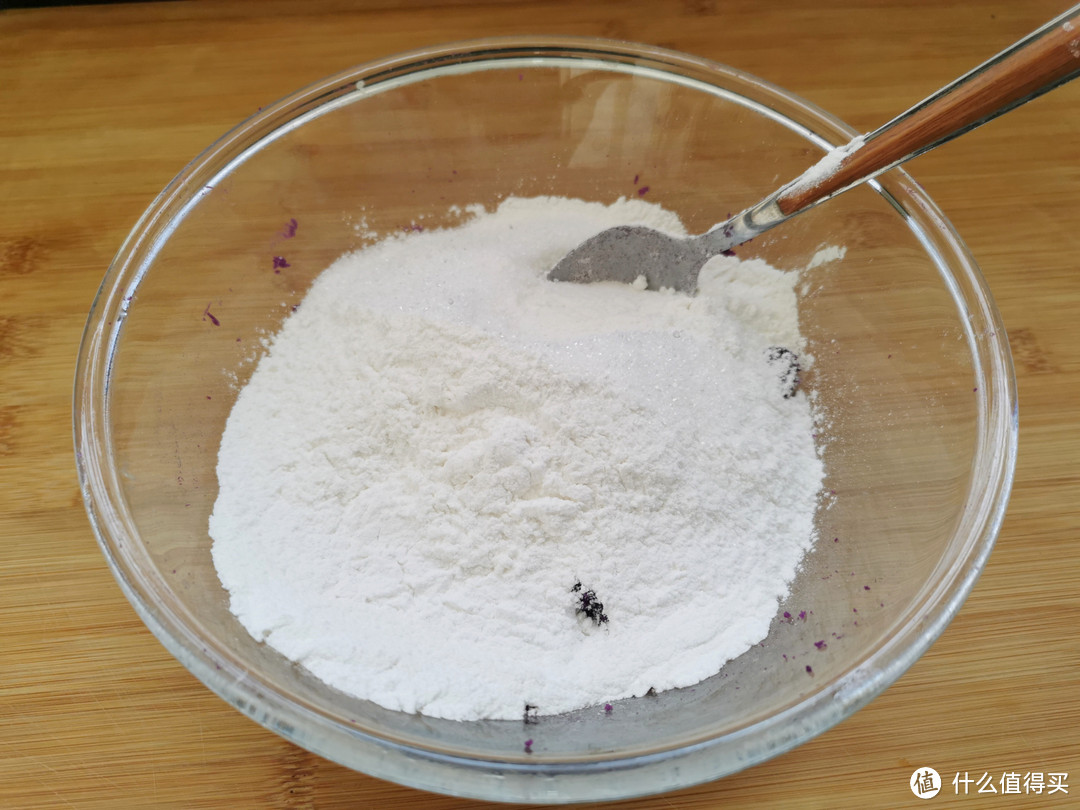 重阳节记得吃重阳糕,1碗米粉1个紫薯,简单4步就能做,软糯香甜