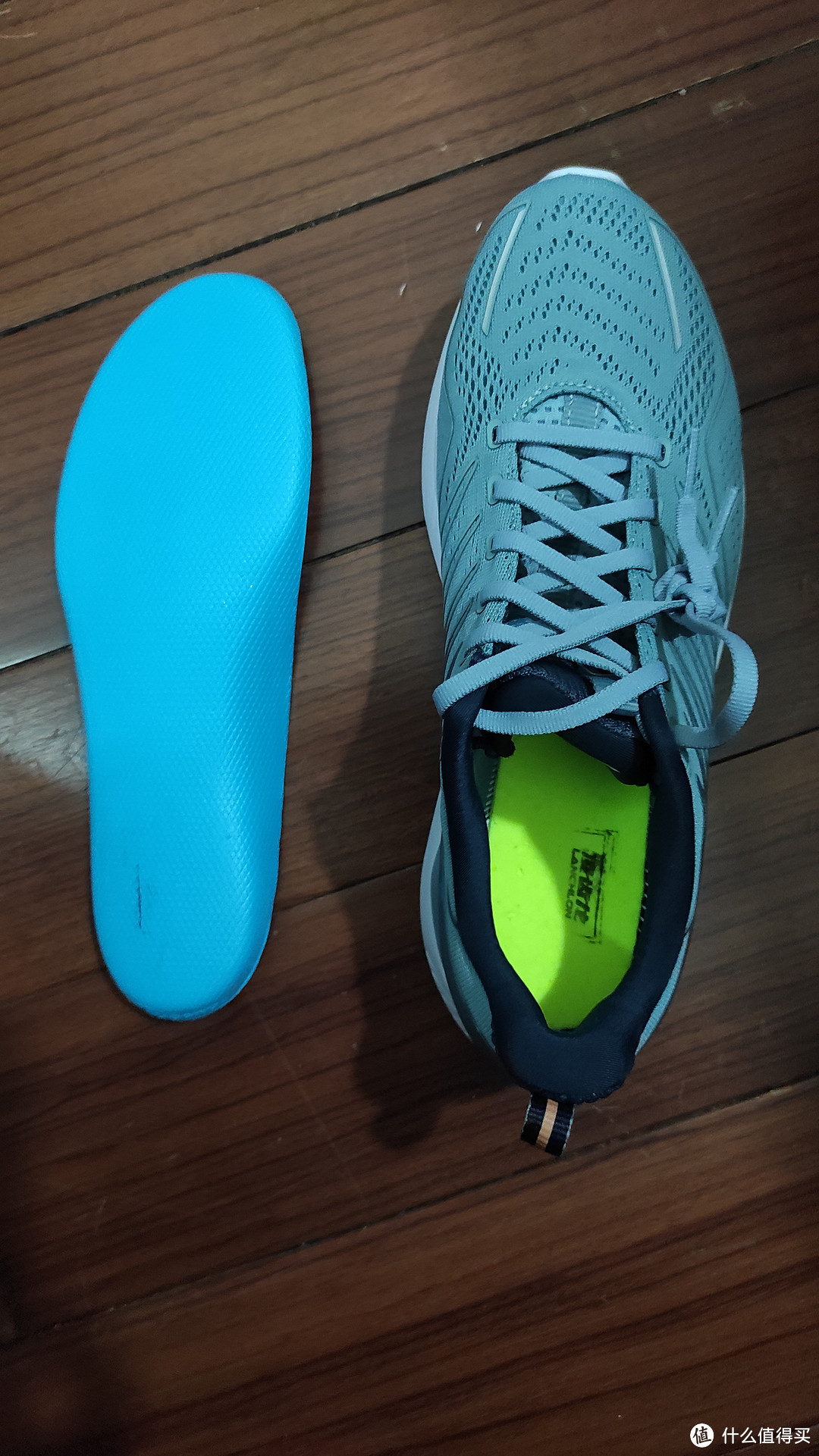 蓝色是EVA鞋垫，荧光黄是ETPU内衬