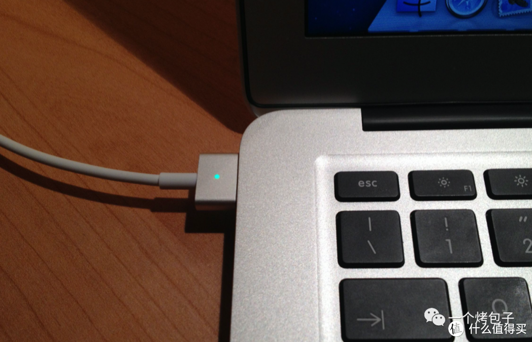 MacBook MagSafe充电头工作中