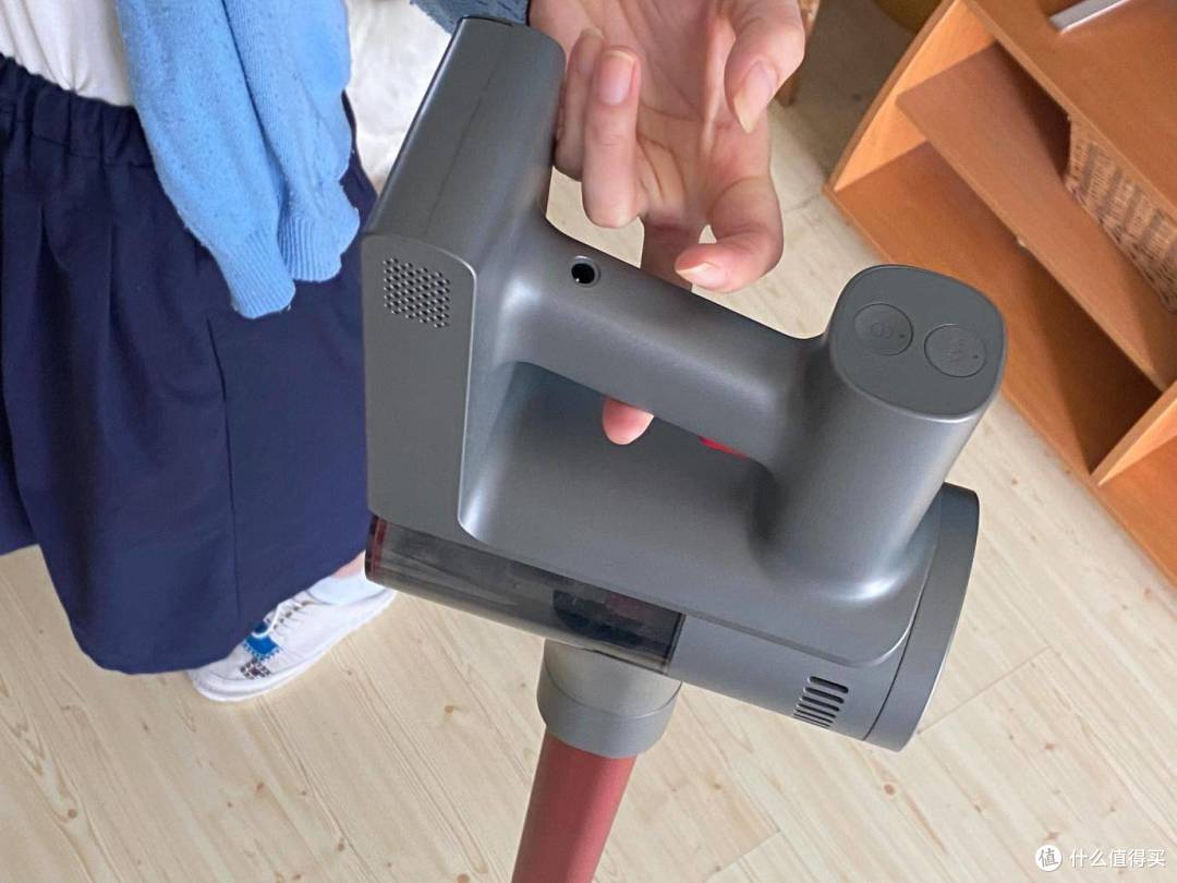 一人轻松扫全屋，娇小女生最爱用？顺造轻量手持吸尘器L1实战体验