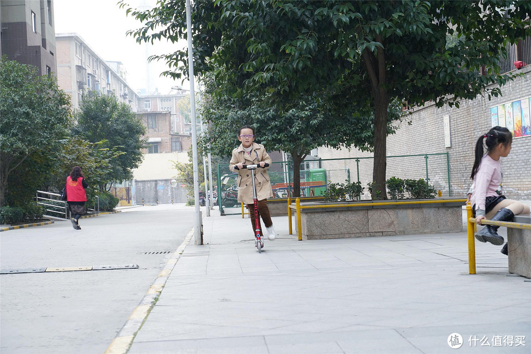 城市代步小精灵,大人小孩都能玩,micro迈古米高精灵滑板车评测
