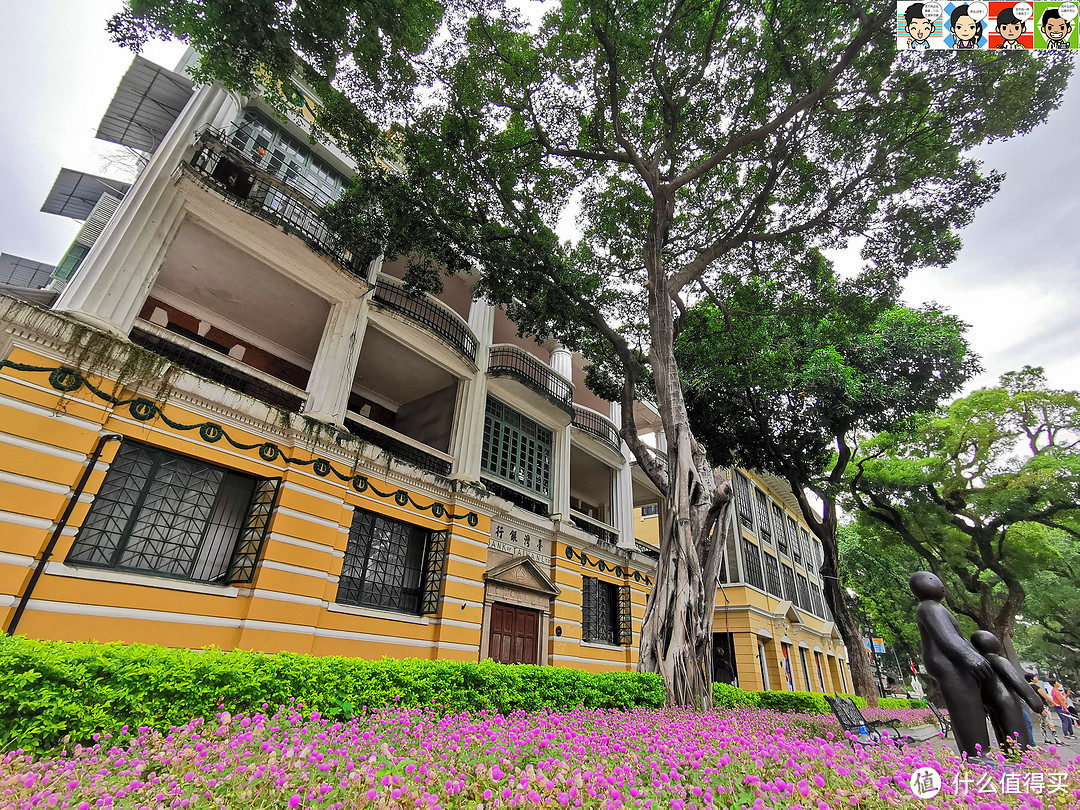 台湾银行旧址，1911年建，希腊式的大门和巨柱，有点劳斯莱斯中网的味道，