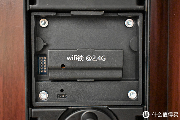 2.4G的WFIFI组件，左下角设有重置孔。