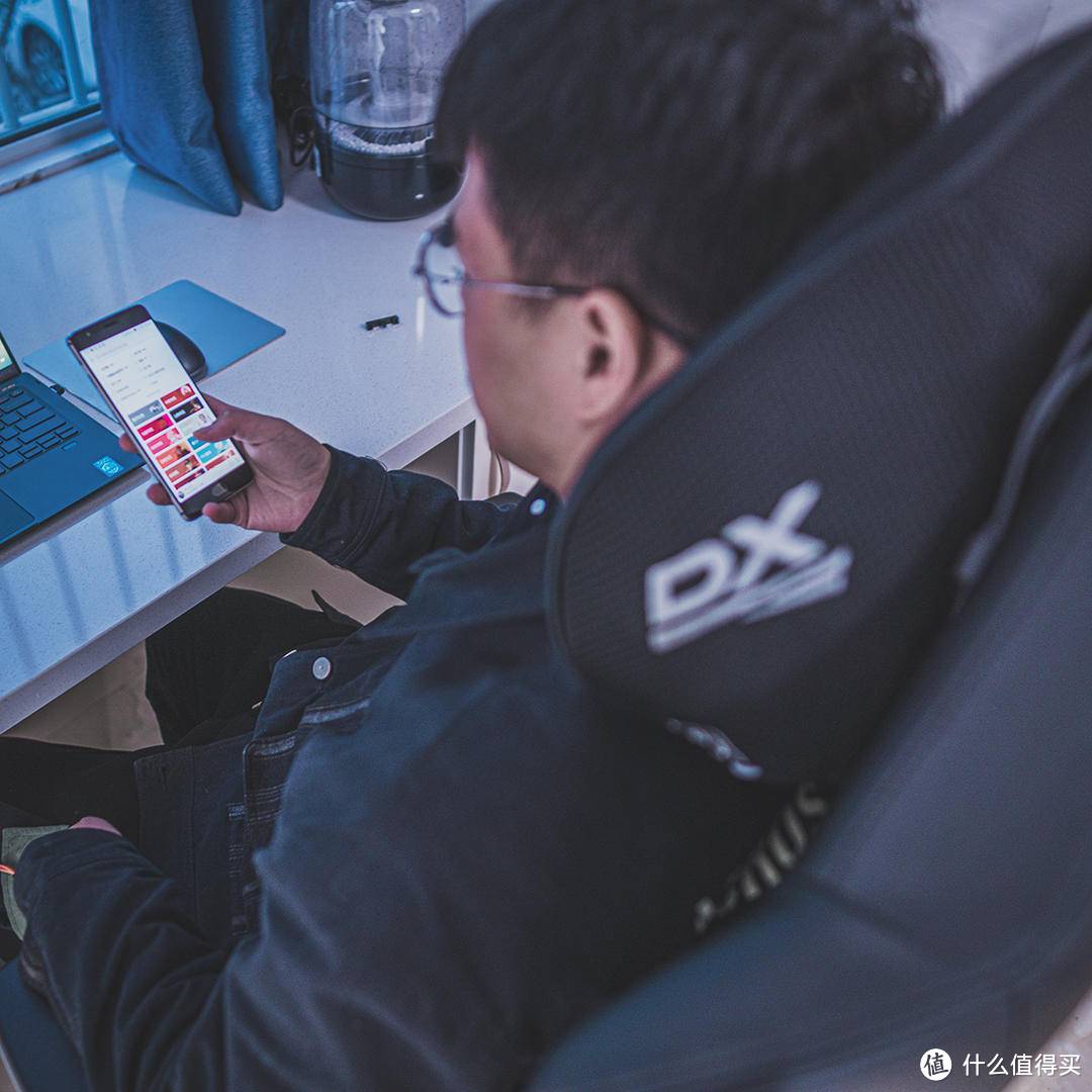 工作时是老板椅,下了班就是电竞椅!可更换配件的迪锐克斯Master使用体验