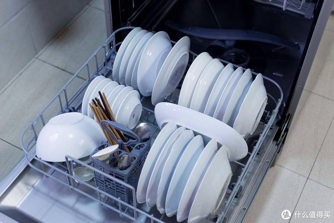 开门烘干，将洗消烘存集与一体的海尔13套洗碗机