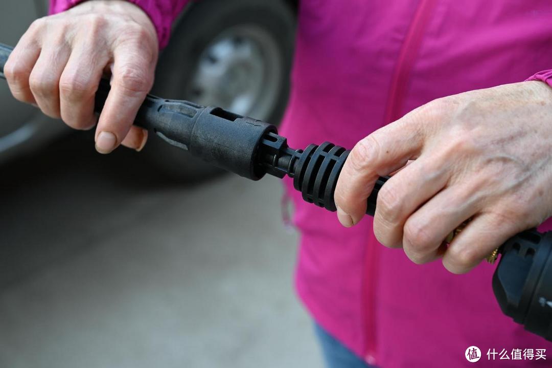 随时制造强劲水流，随处都能轻松洗车，世达高压洗车器体验